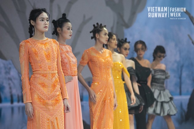 Bất chấp các thế hệ đàn em, siêu mẫu Thanh Hằng vẫn chứng tỏ sức hút của “chị đại làng mẫu” - ảnh 5