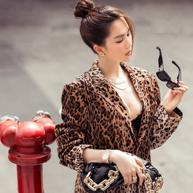 Hết lộ ảnh hở ngực, Ngọc Trinh lại có khoảnh khắc kém duyên khi mặc váy - ảnh 3