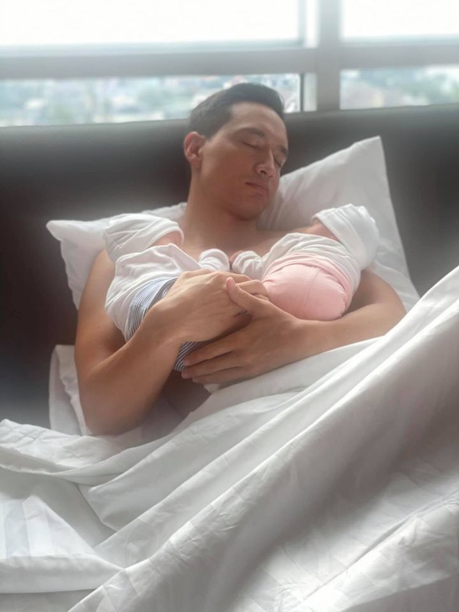 Có ai như Hồ Ngọc Hà: Ngồi xe lăn nhận lời cầu hôn xúc động từ Kim Lý - ảnh 3
