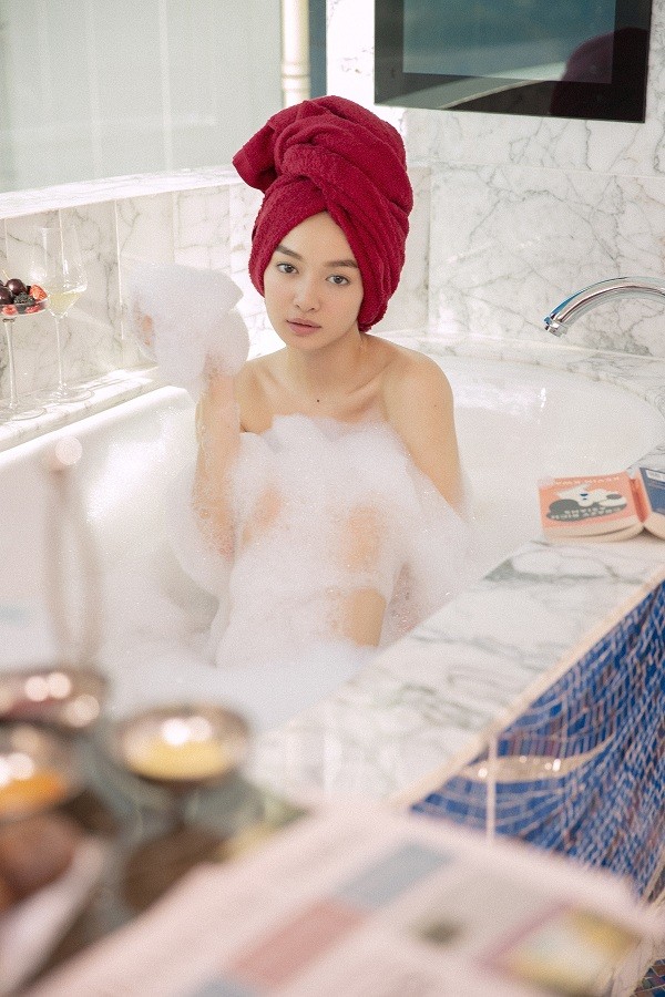 Kaity Nguyễn tắm bán nude, không lộ hàng mà vẫn nóng bỏng - ảnh 3