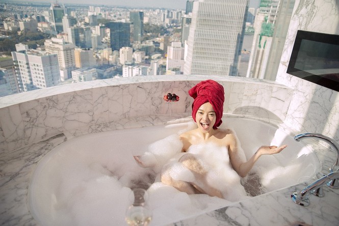 Kaity Nguyễn tắm bán nude, không lộ hàng mà vẫn nóng bỏng - ảnh 2