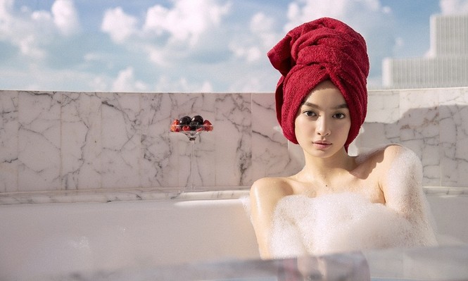 Kaity Nguyễn tắm bán nude, không lộ hàng mà vẫn nóng bỏng - ảnh 4
