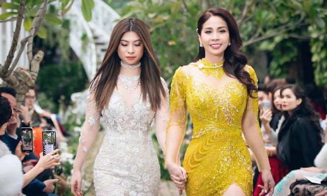 Sau hơn 10 năm xa cách, Lý Hương và con gái đã được nắm tay nhau trên sàn catwalk - ảnh 3
