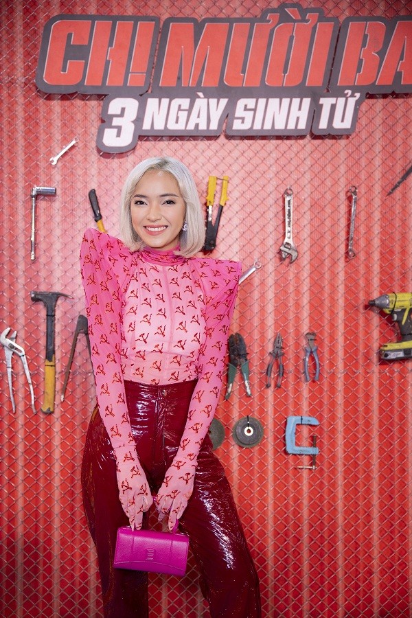 Vợ chồng Trường Giang - Nhã Phương quấn quít trên thảm đỏ Chị Mười Ba: 3 ngày sinh tử - ảnh 2