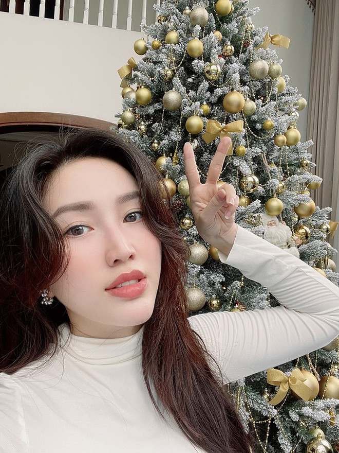 Choáng ngợp nhìn sao Việt trang trí nhà cửa mùa Noel: Sang xịn như khách sạn 5 sao - ảnh 2