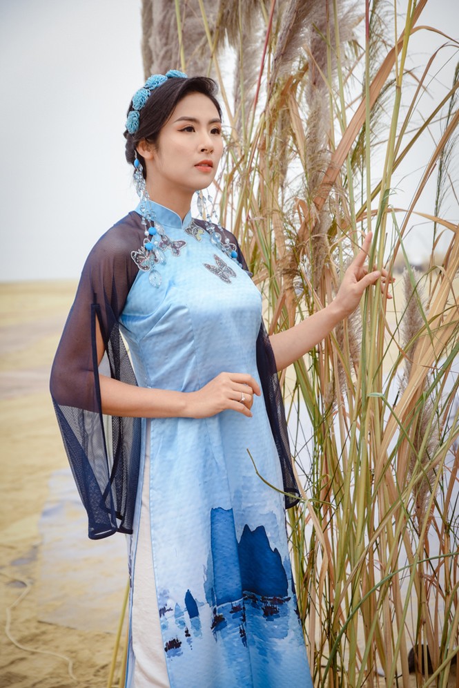 Thiết kế áo dài từ lâu nhưng mãi bây giờ, Ngọc Hân mới mời được người đặc biệt này tới xem - ảnh 1