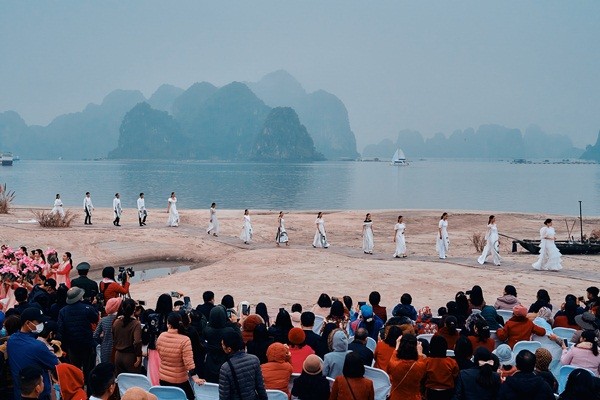 Bí quyết nào giúp Á hậu Phương Nga rạng rỡ khi trình diễn áo dài giữa mùa Đông lạnh giá? - ảnh 2