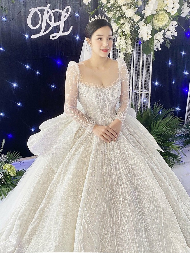 Không chỉ chi mạnh tiền, cầu thủ Bùi Tiến Dũng còn lên ý tưởng thiết kế váy cưới tặng vợ - ảnh 2