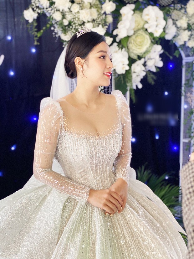 Không chỉ chi mạnh tiền, cầu thủ Bùi Tiến Dũng còn lên ý tưởng thiết kế váy cưới tặng vợ - ảnh 3