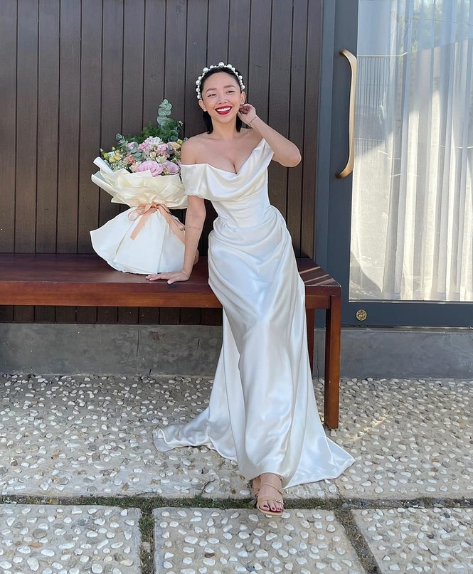 Kỷ niệm 1 năm kết hôn, Tóc Tiên mặc lại váy cưới cũ khoe khéo vòng 1 căng đầy - ảnh 2