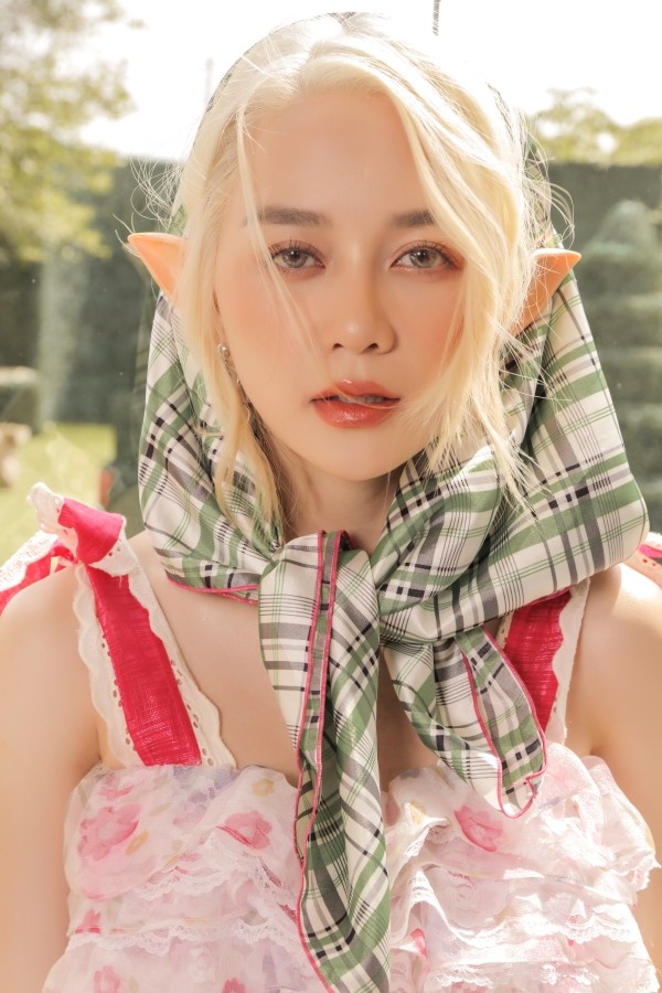 Thiều Bảo Trang mang những câu hỏi “lụi tim” về tình yêu vào