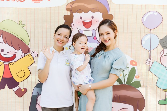 Lan Phương xúc động khi cùng con gái đến thăm làng trẻ SOS - ảnh 1