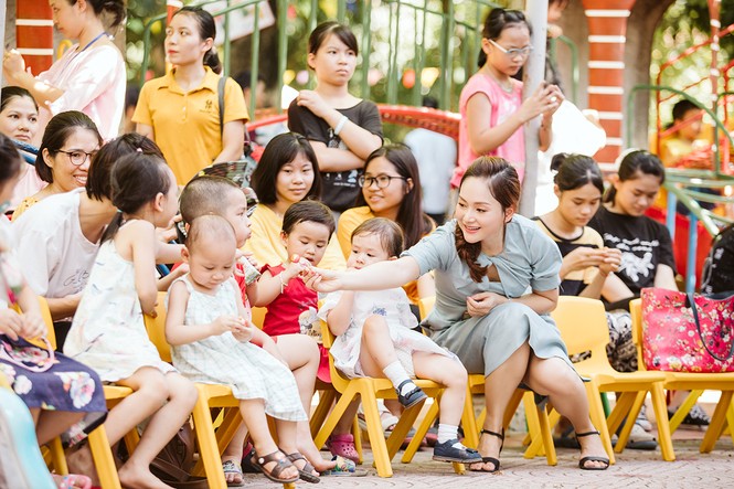 Lan Phương xúc động khi cùng con gái đến thăm làng trẻ SOS - ảnh 3