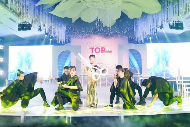 Dàn mẫu nhí khuấy đảo sắc màu tại Vietnam Top Fashion and Hair 2020 - ảnh 1