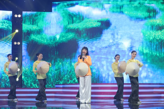 Trang Moon gây bất ngờ với áo bà ba và nón lá cùng giọng ca “ngọt lịm” - ảnh 1
