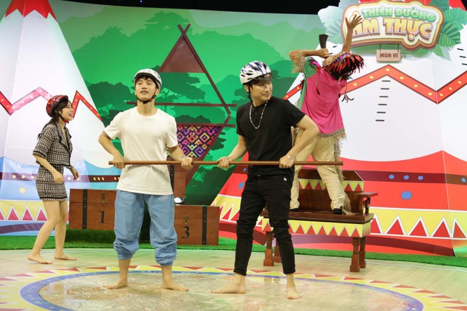 Trường Giang vô tư “gặm đùi gà” bất chấp trước dàn “sao” có “chiếc bụng đói