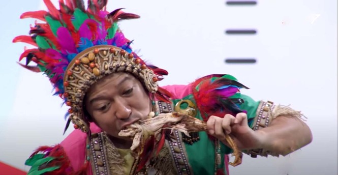 Trường Giang vô tư “gặm đùi gà” bất chấp trước dàn “sao” có “chiếc bụng đói