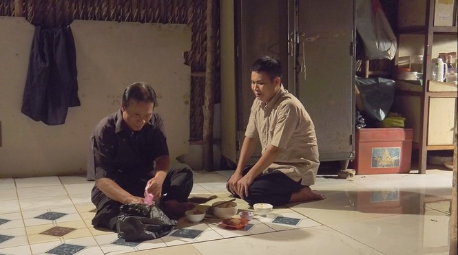 Bắt mẹ chồng ăn cơm chó, cô con dâu nhận cái kết