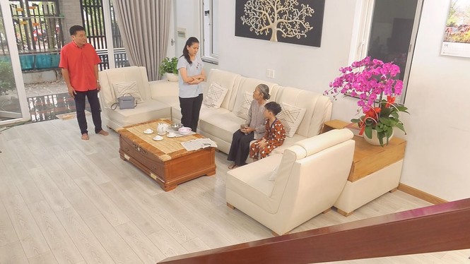 Bắt mẹ chồng ăn cơm chó, cô con dâu nhận cái kết