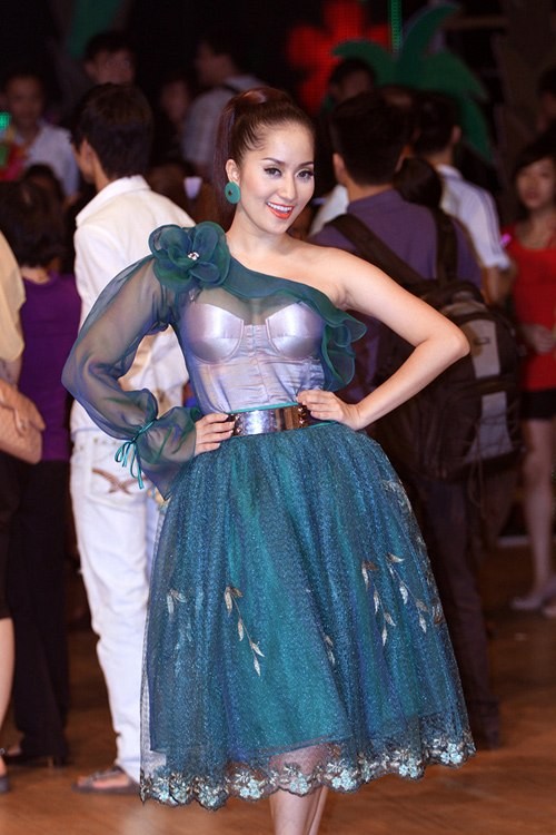 Khánh Thi và phong cách thời trang “diêm dúa“ - ảnh 3