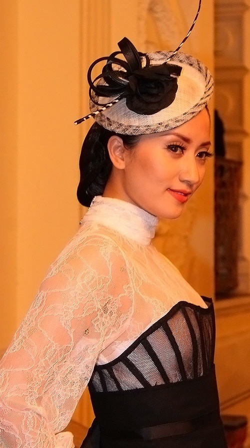 Khánh Thi và phong cách thời trang “diêm dúa“ - ảnh 9