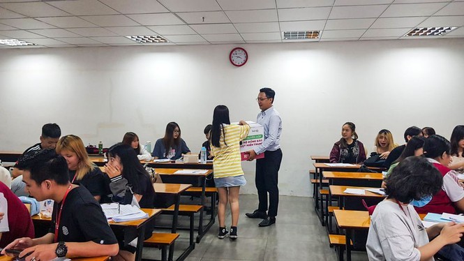 Nhiều trường ở TP. HCM giảm học phí, tặng học bổng cho sinh viên vùng lũ - ảnh 2