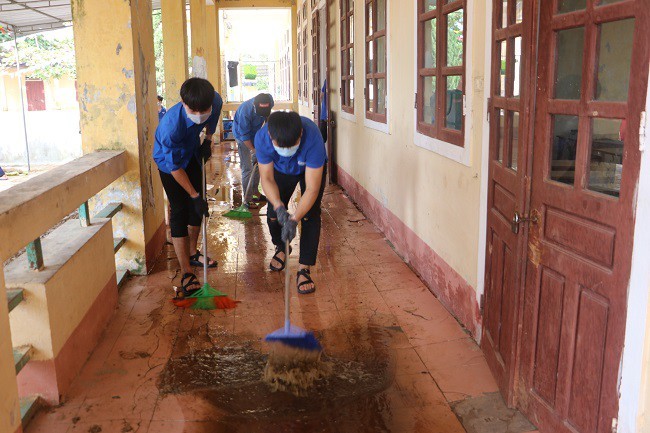 80 sinh viên, đoàn viên TP. HCM ra miền Trung giúp bà con khắc phục hậu quả bão, lũ - ảnh 1