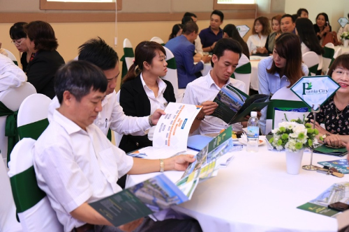 Hàng loạt doanh nghiệp bất động sản điêu đứng vì 'trắng' doanh thu - ảnh 1