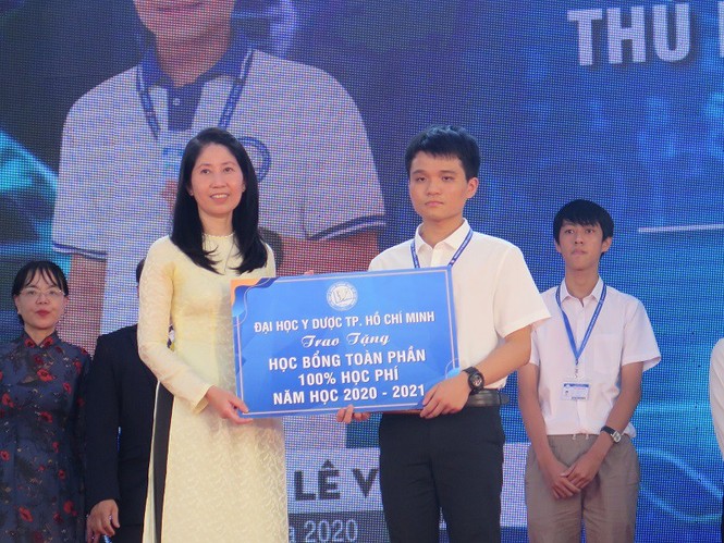 Học phí trường đại học tăng kịch trần: Trường làm gì để hỗ trợ sinh viên? - ảnh 1