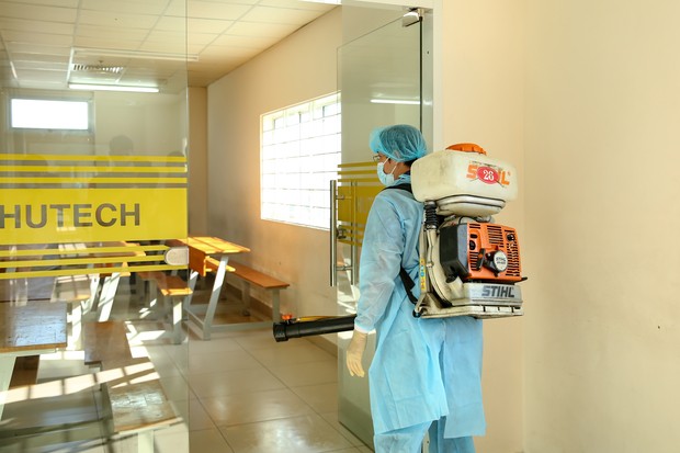 Trường ĐH Công nghệ TP. HCM cho sinh viên đi học trở lại từ ngày 7/12 - ảnh 1