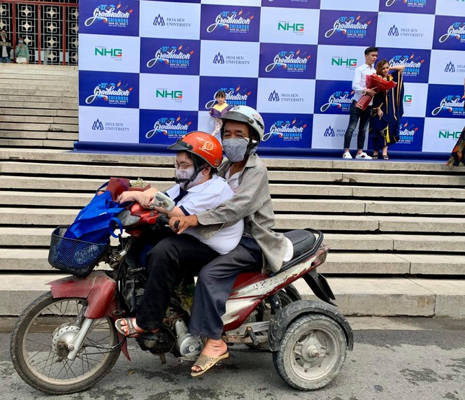 Tấm bằng tốt nghiệp đại học của cha và con - ảnh 2