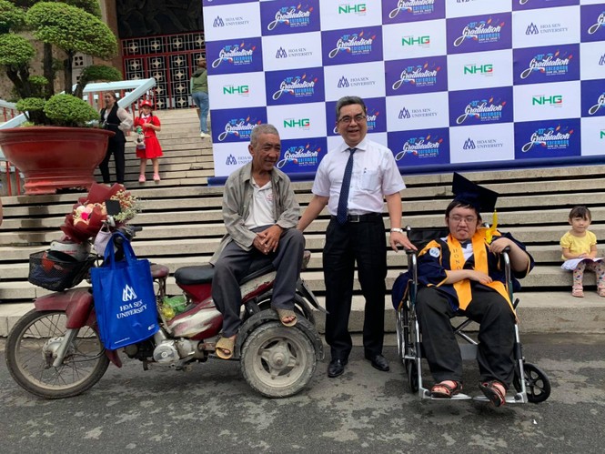 Tấm bằng tốt nghiệp đại học của cha và con - ảnh 1