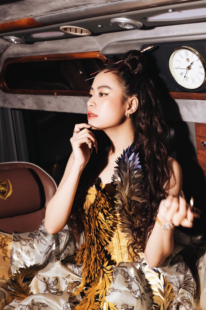 Hoàng Thùy Linh tỏa sáng khi diện trang phục lộng lẫy, lấy cảm hứng từ phượng hoàng - ảnh 3