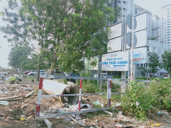 TP. HCM: Cao ốc “quá tải” lấp kênh rạch làm bãi giữ xe, lấy chiếm vỉa hè, bờ sông làm của riêng ? - ảnh 1