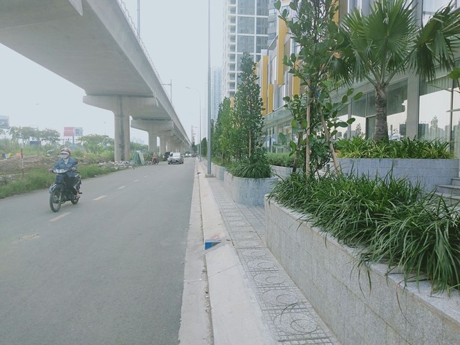 TP. HCM: Cao ốc “quá tải” lấp kênh rạch làm bãi giữ xe, lấy chiếm vỉa hè, bờ sông làm của riêng ? - ảnh 11