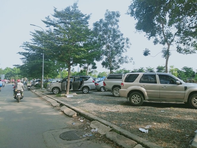 TP. HCM: Cao ốc “quá tải” lấp kênh rạch làm bãi giữ xe, lấy chiếm vỉa hè, bờ sông làm của riêng ? - ảnh 4