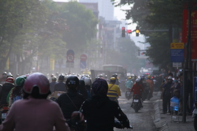 Hà Nội họp về ô nhiễm không khí: Nhiều quận đồng loạt đề nghị được rửa đường - ảnh 1