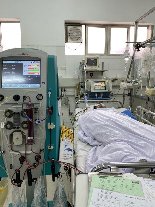 Báo Tiền Phong trao tiền ủng hộ tình nguyện viên gặp tai nạn khi chống dịch COVID-19 - ảnh 1