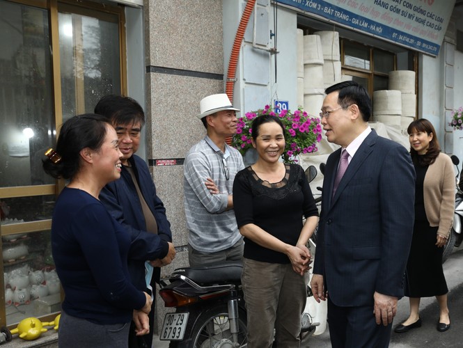 Bí thư Hà Nội: Đừng để huyện thành quận rồi mà phải xử lý vấn đề trầm kha - ảnh 1