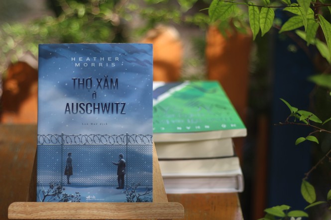 “Thợ xăm ở Auschwitz”: Phẩm giá và tình người trong nghịch cảnh - ảnh 1