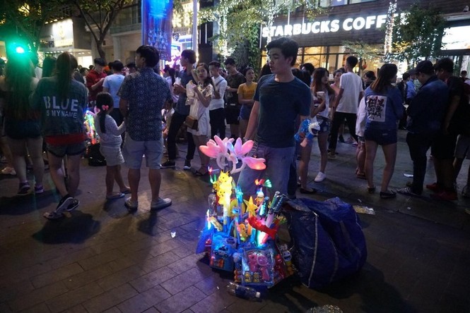 Rủ nhau xem pháo hoa, bị dân buôn... chém đẹp - ảnh 2