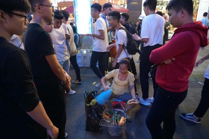 Rủ nhau xem pháo hoa, bị dân buôn... chém đẹp - ảnh 6