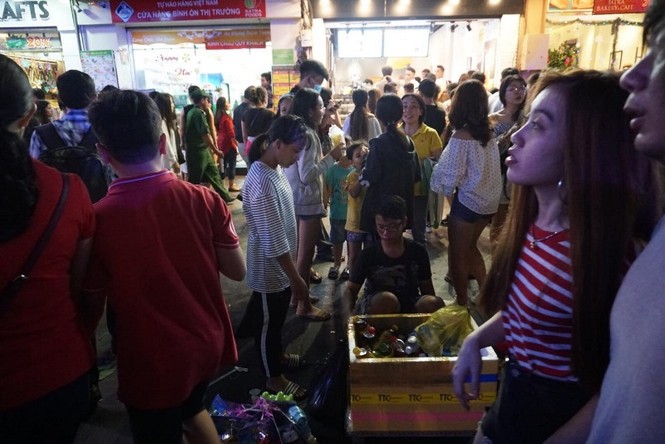 Rủ nhau xem pháo hoa, bị dân buôn... chém đẹp - ảnh 4