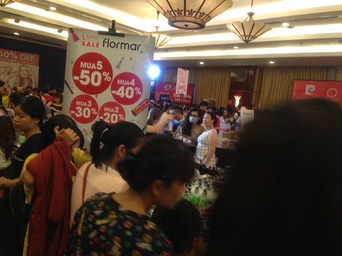 Black Friday: Chen lấn săn hàng giảm giá trong đêm Sài Gòn - ảnh 7