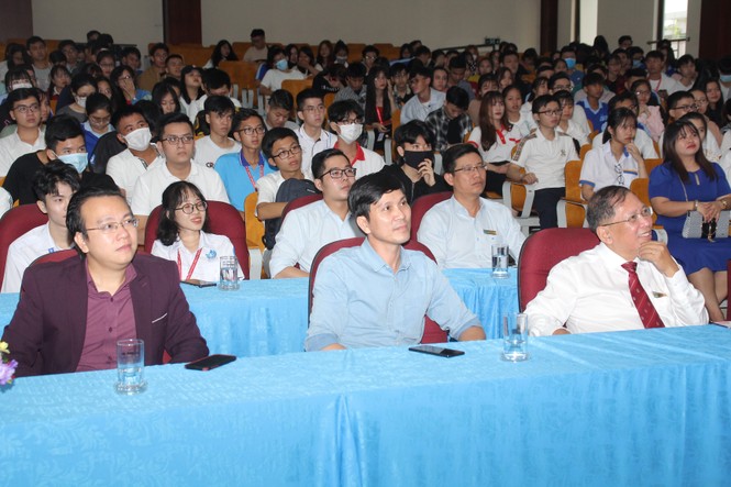 Nâng bước thủ khoa năm 2020: Những tâm sự truyền cảm hứng - ảnh 7