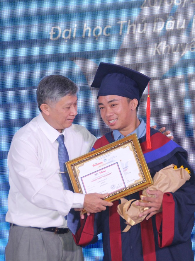 Phần thưởng bất ngờ dành cho cô thủ khoa người H'rê Đinh Thị Huệ - ảnh 3