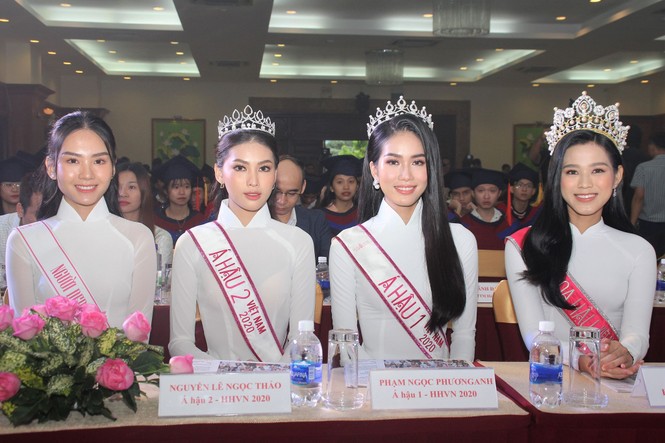 Hoa hậu Đỗ Thị Hà tâm sự xúc động với các tân thủ khoa - ảnh 2