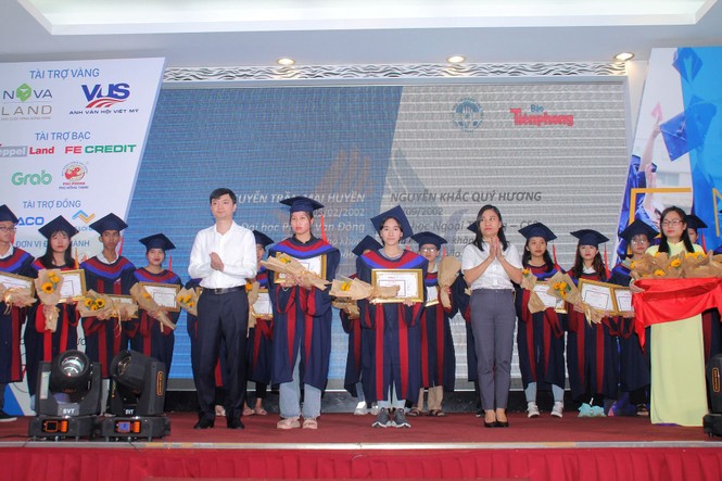Phần thưởng bất ngờ dành cho cô thủ khoa người H'rê Đinh Thị Huệ - ảnh 10