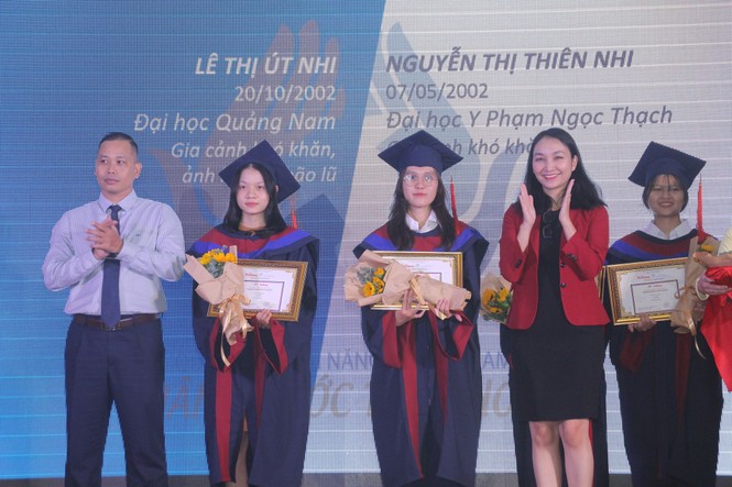 Phần thưởng bất ngờ dành cho cô thủ khoa người H'rê Đinh Thị Huệ - ảnh 11