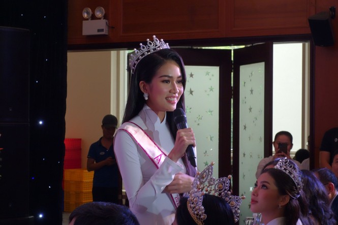 Hoa hậu Đỗ Thị Hà tâm sự xúc động với các tân thủ khoa - ảnh 1